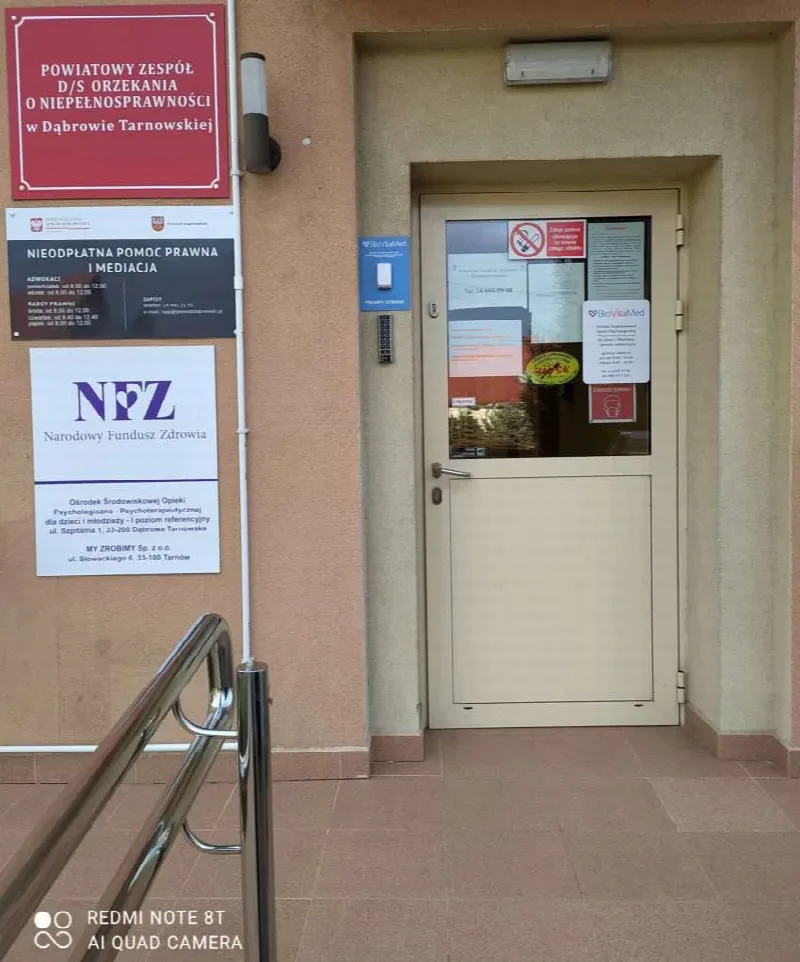 Drzwi wejściowe i oryginalne oznaczenia ośrodka w Dąbrowie Tarnowskiej.