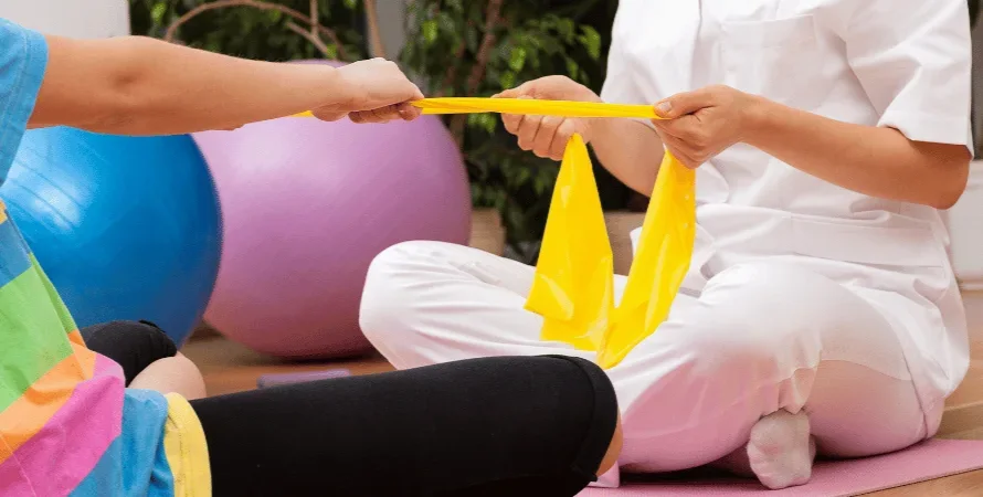 Ćwiczenia z taśmą pod nadzorem fizjoterapeuty